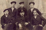 Membri ai echipajului de pe submarinul Delfinul. Ion Agiu se afla in centrul grupului, in spatele capitanului.