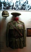 Uniforma care a apartinut generalului Leonard Mociulschi expusa in Muzeul Militar National. In coltul din dreapta sus se observa o fotografie a generalului