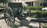 Tunul de camp Schneider-Putilov, calibrul 75 mm, model 1902/36. Se observa stricaciunile provocate de explozia proiectilului in interiorul culatei.