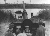 Tun calibrul 76,2 mm (capturat in timpul campaniei din est) sprijina cu foc traversarea Tisei.