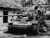 T-4 de tip Panzerkampfwagen IV Ausf H, la un atelier de reparatii din spatele frontului. Tancul pastreaza schema de camuflaj originala, provenind din materialul Diviziei 23 Panzer.