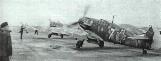 O formatie de Bf-109G din Escadrila 53, pregatindu-se de decolare; se observa emblema unitatii, Mickey Mouse calare cu lancea in mana