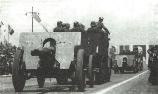 Un tun Schneider model 1936 de calibrul 105 mm, tractat de un camion Skoda 6STP6L, apartinand unui regiment de artilerie grea motorizat