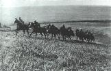 Subunitate de cavalerie in actiune, probabil intr-o fotografie de propaganda