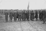 Regiment de cavalerie pregatindu-se de inspectie pe front.