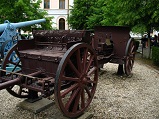 In the background it is the 75mm Krupp gun model 1904 and in the foreground it is the ammunition wagon associated to it. 