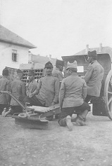 Tun Krupp cal. 75mm model 1904, chesonul si cei 6 servanti in pozitie de tragere in Primul Razboi Mondial