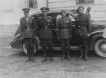 Gen. de brigada Leonard Mociulschi impreuna cu ofiteri si subofiteri neidentificati