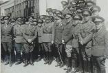 Gen. de brigada Grigore Nicolau, comandantul Diviziei 2 Garda, impreuna cu ofiteri ai Regimentului 4 Graniceri