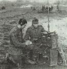 Transmisionisti romani in noiembrie 1944 in Ungaria. Ei folosesc o statie de emisie-receptie 15 W PP