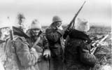 Ostasi in transee la Cotul Donului, octombrie 1942. Se observa caciula turcana, standard pentru iarna lui 1942.