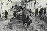 Vanatori de munte in Cehoslovacia in aprile 1945. Soldatii poarta bastile caracteristice armei