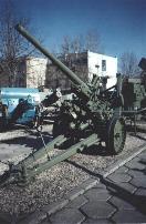 Vickers/Resita model 1936/39 75 mm AA gun in the National Military Museum. Behind it there is the Bungescu fire control system.