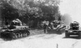 Doua tancuri R-35 tractand un tanc sovietic BT-2 capturat in Basarabia. Iulie 1941.