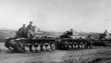 Tancuri R-35 din Regimentul 2 care de lupta se intorc de la Odessa pe ploaie. Octombrie 1941.