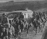 Cavalerie marsaluind spre front, in Basarabia. Se observa sabiile, pe care cavaleristii romani le au agatate de sa