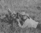 Soldati romani tragand asupra pozitiilor sovietice cu un mortier Stokes Brandt de 60 mm