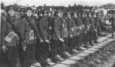 Garda de onoare la inmormantarea asului aviatiei de vanatoare cpt. av. Alexandru Serbanescu pe 19 august 1944. Se observa castile germane model 1938