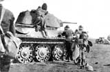 Tanc sovietic T-34/76 avariat de apararea AT, folosit ca punct de observatie decatre soldatii romani in luptele din Peninsula Taman